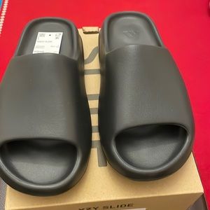 2022 Yeezy Slides 'Onyx' men’s size 9 brand new :